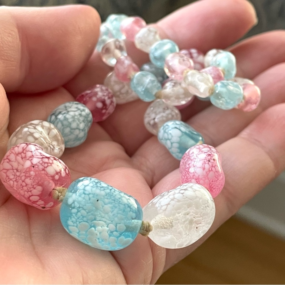 Vtg hand-knotted art glass speckled gummy graduated bead choker pink blue white